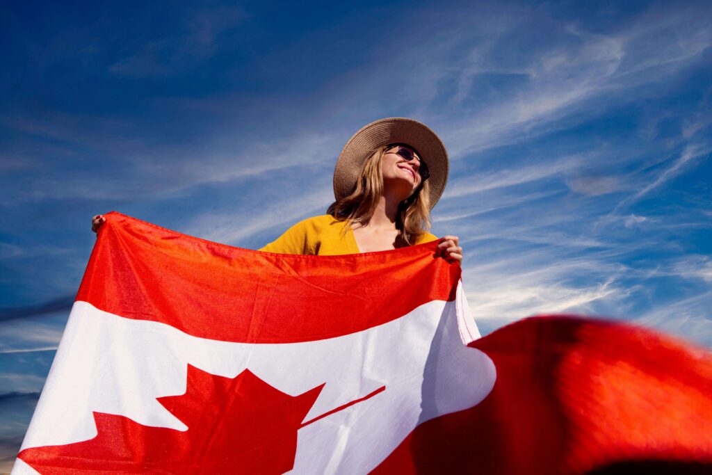 Femme avec un drapeau canadien.